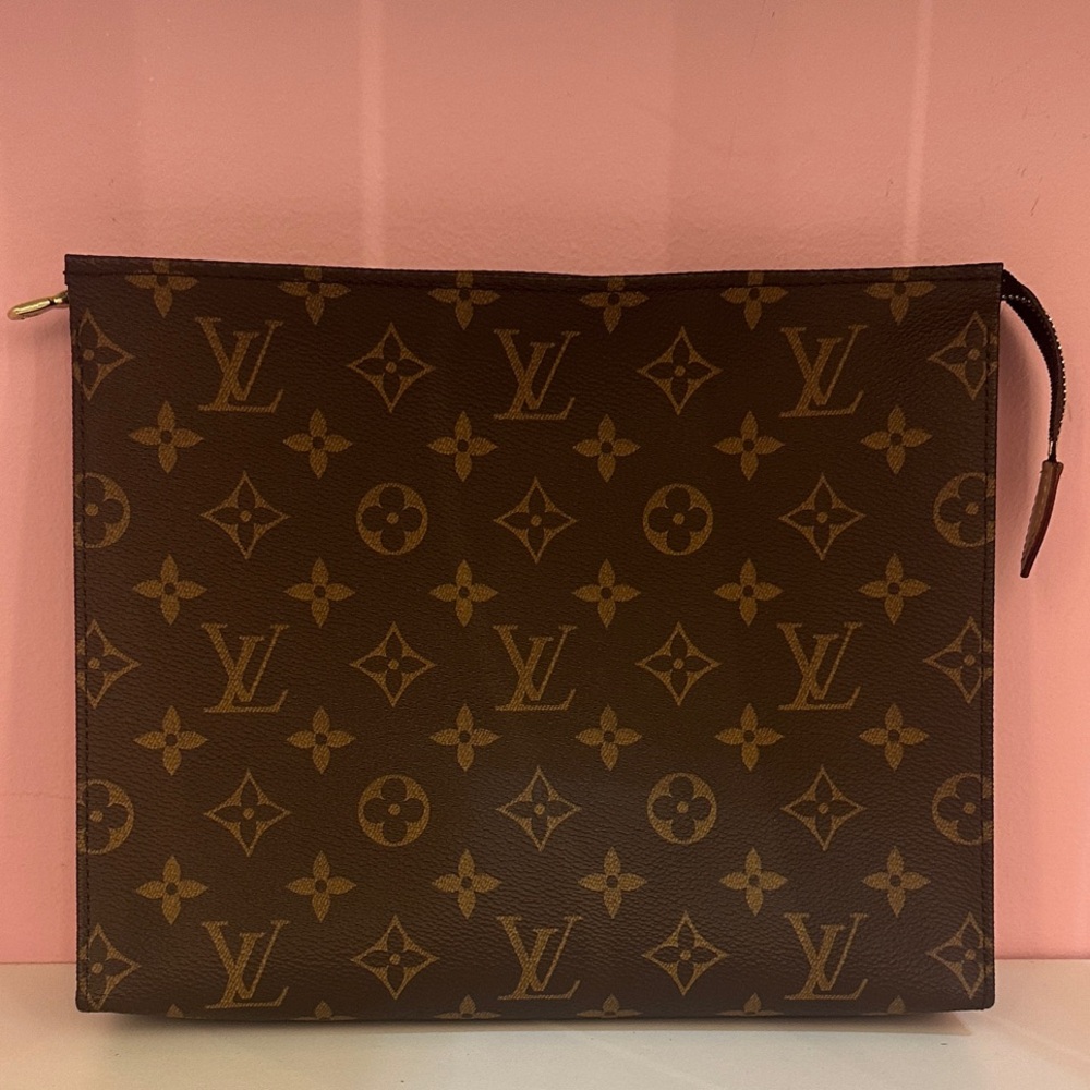 LOUIS VUITTON
Monogram Toiletry Pouch 26